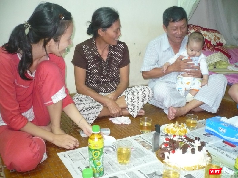 Ông Hoàng Tiến Tước, người thương binh năm xưa, quây quần cùng gia đình.