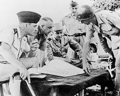 Tổng chỉ huy quân đội Pháp ở Đông Dương - Tướng Henri Navarre (thứ ba - trái sang) chỉ huy trận đánh tại Điện Biên Phủ