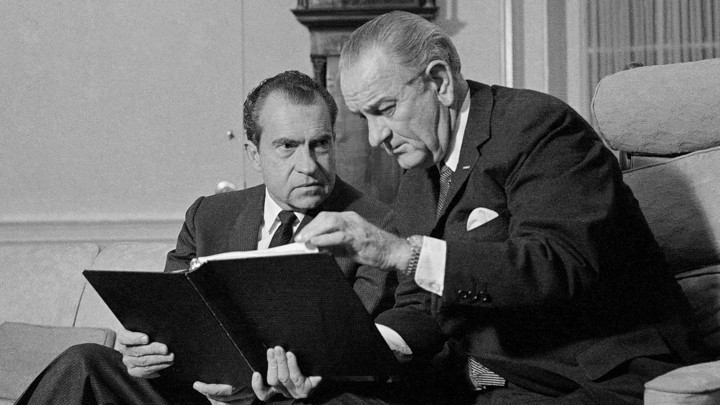 Lyndon B. Johnson (phải) trao đổi với Richard Nixon.