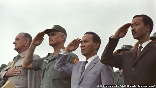 Tổng thống Mỹ Johnson, Tướng Mỹ William Westmoreland, Tổng thống VNCH Nguyễn Văn Thiệu và Thủ tướng VNCH Nguyễn Cao Kỳ tại Cảng Cam Ranh Tổng thống Mỹ Johnson, Tướng Mỹ William Westmoreland, Tổng thống VNCH Nguyễn Văn Thiệu và Thủ tướng VNCH Nguyễn Cao Kỳ tại Cảng Cam Ranh