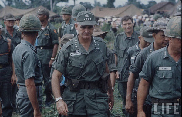 Tướng Westmoreland chỉ huy các cuộc hành quân
