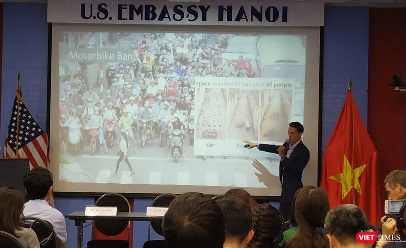 Nhà Kinh tế học Michael Shell choh rằng với thực tiễn tại Việt Nam, xe máy hiệu quả hơn về mặt không gian giao thông. Nhà Kinh tế học Michael Shell choh rằng với thực tiễn tại Việt Nam, xe máy hiệu quả hơn về mặt không gian giao thông.