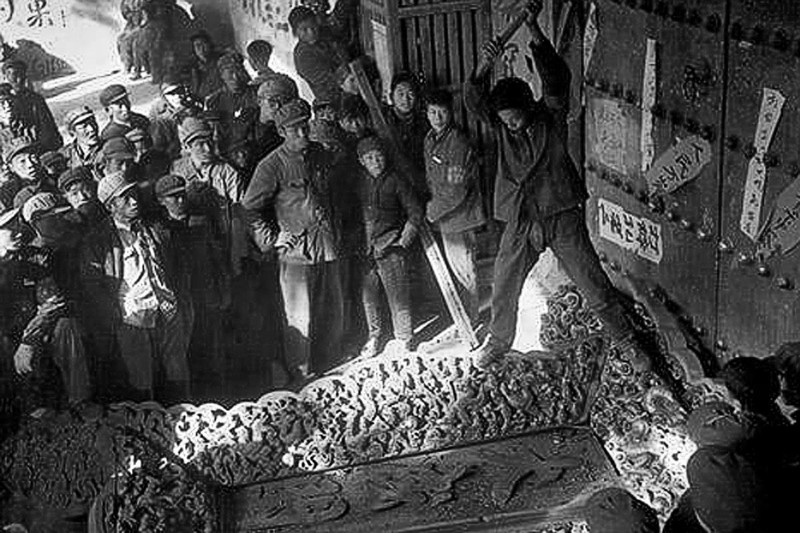 Hồng vệ binh phát biểu trong vụ phá mộ Khổng Tử. Ảnh: trithucvn.net Hồng vệ binh phát biểu trong vụ phá mộ Khổng Tử. Ảnh: trithucvn.net