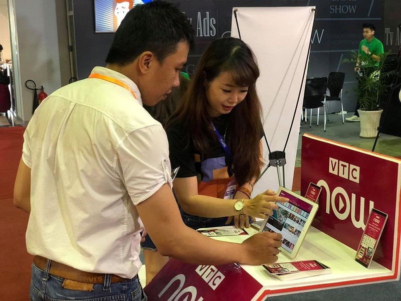 Các doanh nghiệp truyền hình OTT nội đang gồng mình trước sự xâm nhập của các dịch vụ truyền hình xuyên biên giới.