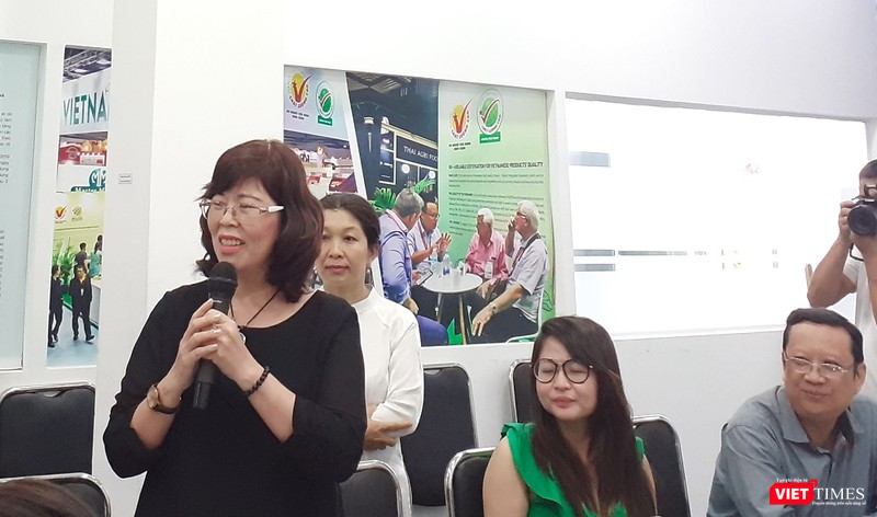 Bà Phạm Thị Tuyn (người cầm mic) - Hiệu trưởng trường Quốc tế Tương Lai, TP.HCM