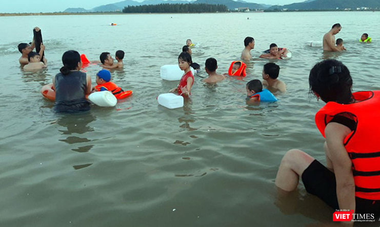 Để đảm bảo an toàn, các bậc phụ huynh cũng không quên mang theo áo phao, kính bơi... thậm chí, cả can nhựa để dạy bơi cho con nhỏ.