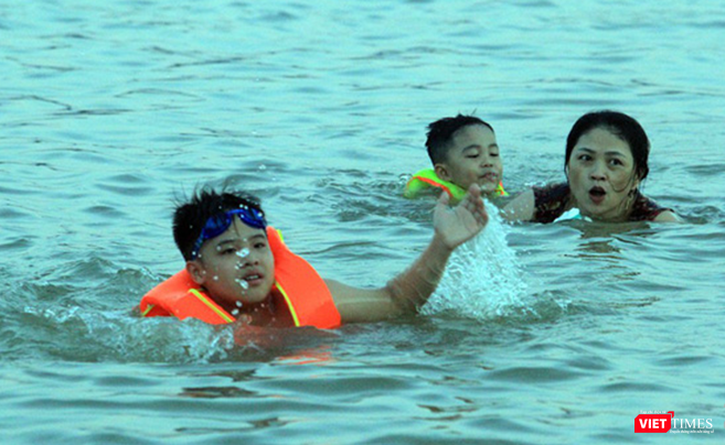 Mẹ cùng con nô đùa trong làn nước mát