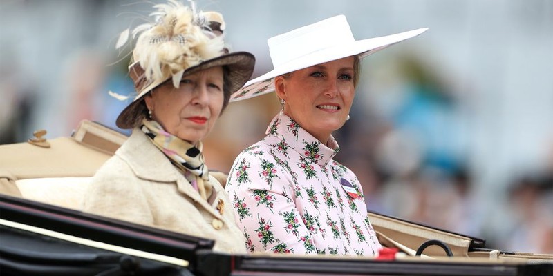 Công chúa Hoàng gia (trái) trong chiếc mũ lông vũ trung tính và Nữ bá tước Wessex (phải) trong chiếc mũ rộng vành màu hồng có điểm nhấn màu xanh lá cây.