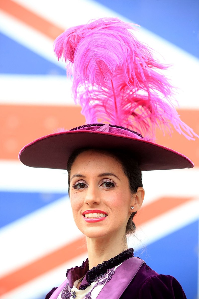 Christina Wilson trong chiếc mũ màu đỏ tươi với các trang trí lông vũ nền nã.