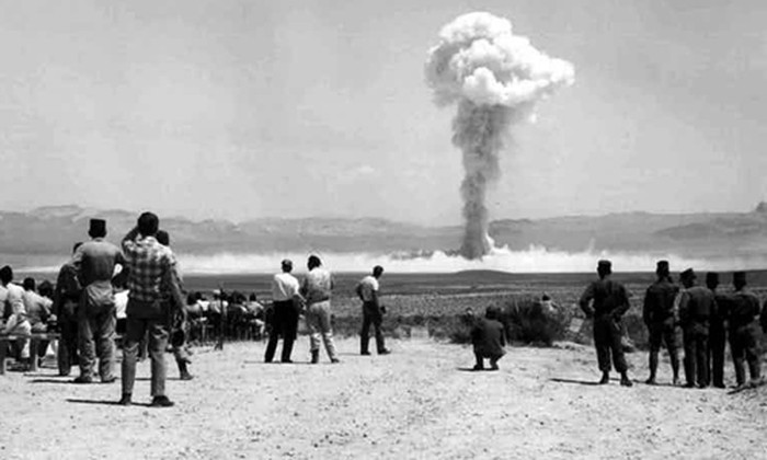 Trong thời kỳ Chiến tranh Lạnh, Mỹ đã thực hiện nhiều vụ thử hạt nhân. Bức ảnh này được chụp năm 1962 ghi lại hình ảnh đám mây hình nấm nhỏ được tạo thành trong vụ thử hạt nhân có tên là "Small Boy". Trong thời kỳ Chiến tranh Lạnh, Mỹ đã thực hiện nhiều vụ thử hạt nhân. Bức ảnh này được chụp năm 1962 ghi lại hình ảnh đám mây hình nấm nhỏ được tạo thành trong vụ thử hạt nhân có tên là "Small Boy".