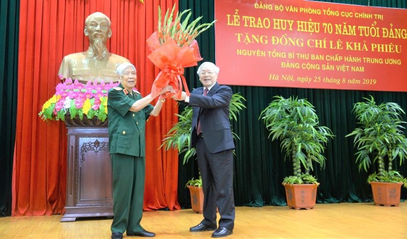 Tổng Bí thư, Chủ tịch nước trao tặng Huy hiệu 70 năm tuổi Đảng cho nguyên Tổng Bí thư Lê Khả Phiêu