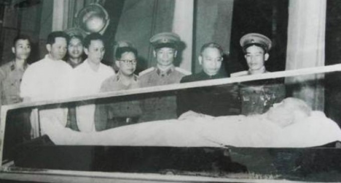 Chuyển thi hài Bác về Hội trường Ba Đình chuẩn bị lễ tang