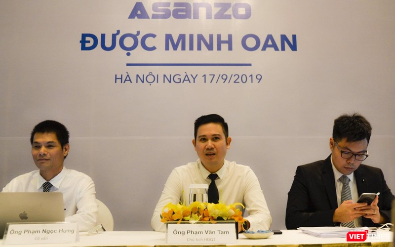 Ông Phạm Văn Tam – Chủ tịch HĐQT Asanzo (giữa), ông Phạm Ngọc Hưng - Cố vấn (trái) và ông Trần Đức Hoàng – Luật sư (phải). Ông Phạm Văn Tam – Chủ tịch HĐQT Asanzo (giữa), ông Phạm Ngọc Hưng - Cố vấn (trái) và ông Trần Đức Hoàng – Luật sư (phải).