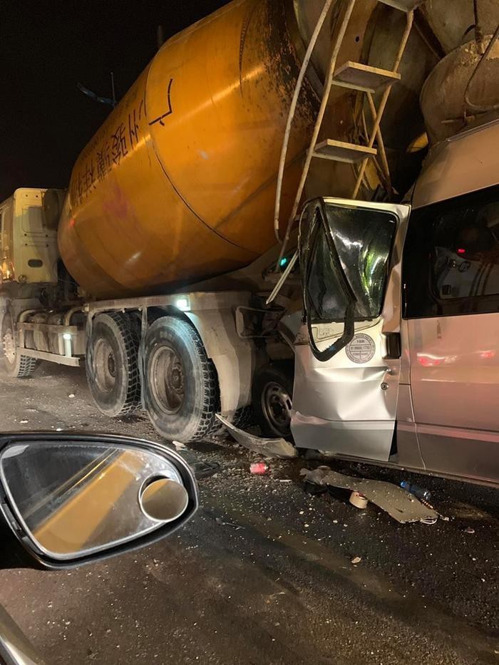 Xe ôtô 16 chỗ bị móp méo toàn bộ phần đầu xe, tài xế bị mắc kẹt trong xe