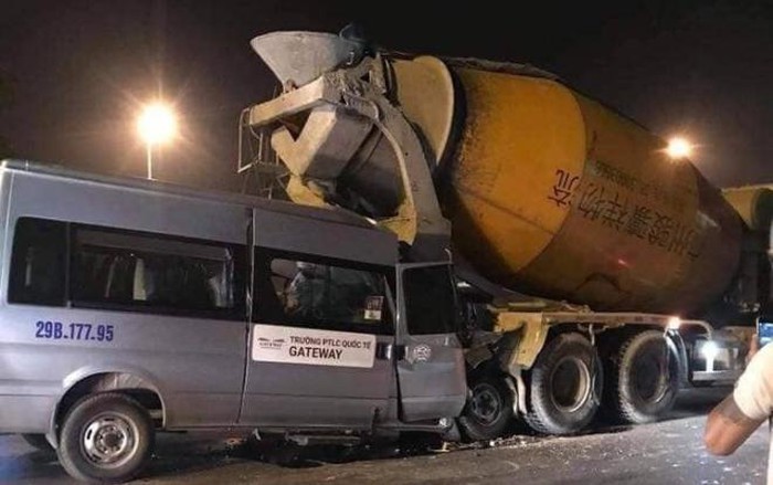 Giám đốc Sở GD&ĐT Hà Nội nhận một phần trách nhiệm về vụ bé lớp 1 tử vong trên xe đưa đón ảnh 1 Xe ô tô Trường Gateway bẹp dúm sau cú tông xe bồn đang chờ đèn đỏ