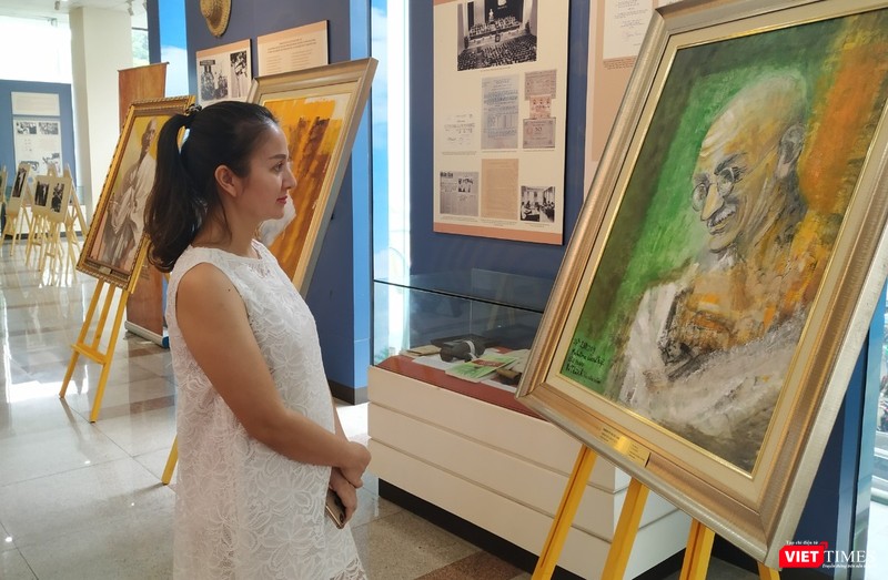 Những bức tranh về Mahatma Gandhi của họa sĩ Việt Nam được các khách tham dự quan tâm.