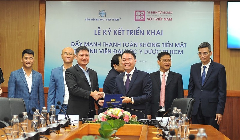 Hình 2 - TS. Thái Hoài Nam – Phó Giám đốc BV ĐHYD TPHCM và ông Nguyễn Mạnh Tường - Chủ tịch Ví MoMo cùng ký kết hợp tác triển khai đẩy mạnh thanh toán không tiền mặt tại BV Đại học Y Dược Tp.HCM