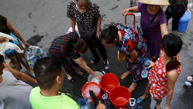 Hà Nội công bố hotline để người dân gọi yêu cầu cung cấp nước sạch