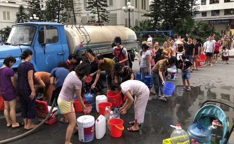 Người dân sống tại Khu đô thị Linh Đàm đổ xô lấy nước sạch sinh hoạt từ xe stec. Người dân sống tại Khu đô thị Linh Đàm đổ xô lấy nước sạch sinh hoạt từ xe stec.