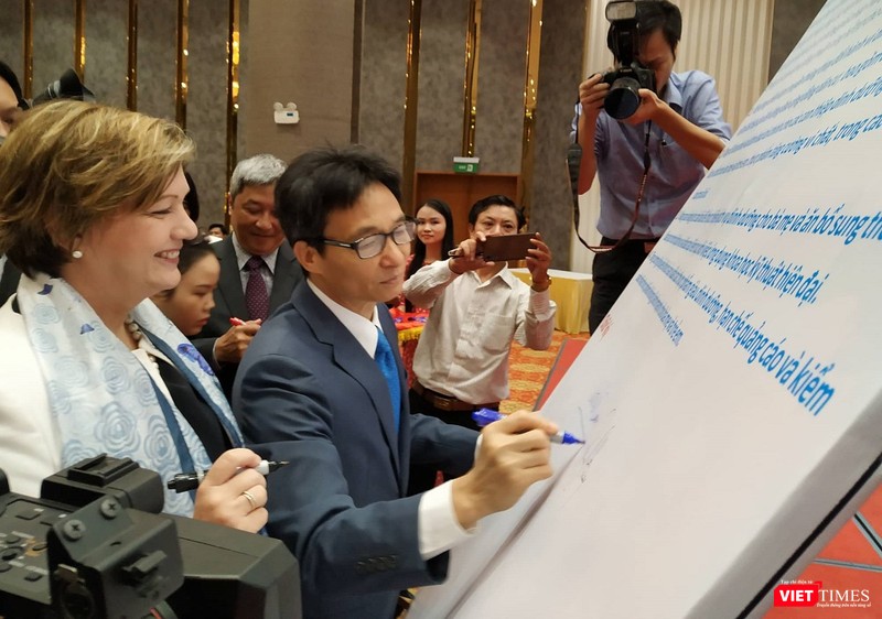 Phó Thủ tướng Chính phủ Vũ Đức Đam là người đầu tiên kí tuyên bố chung.