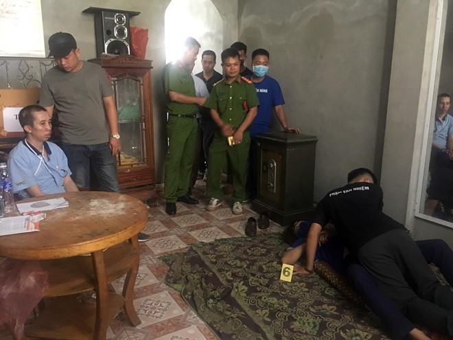 Cảnh sát thực nghiệm điều tra vụ án. Ảnh: C.A. Cảnh sát thực nghiệm điều tra vụ án. Ảnh: C.A.