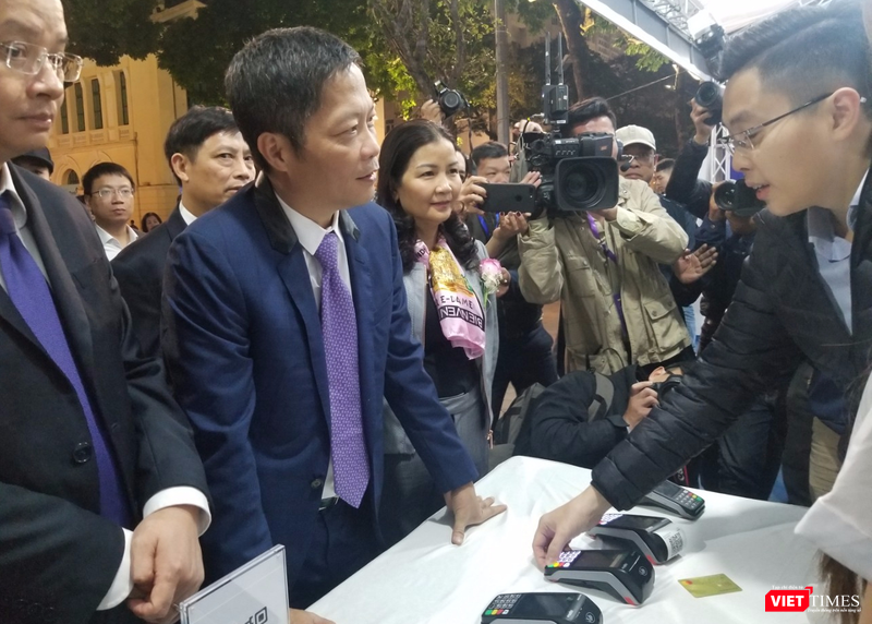 Bộ trưởng Trần Tuấn Anh trải nghiệm tại một số doanh nghiệp tham gia Online Friday 2019.