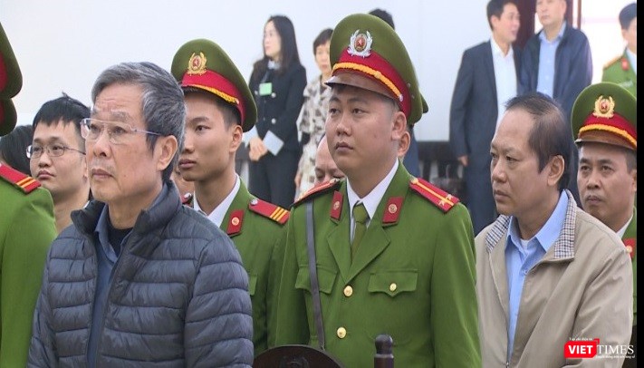 Cựu Bộ trưởng Nguyễn Bắc Son (áo khoác xanh) và Cựu Bộ trưởng Trương Minh Tuấn (áo khoác xám) tại phiên tòa sáng nay.