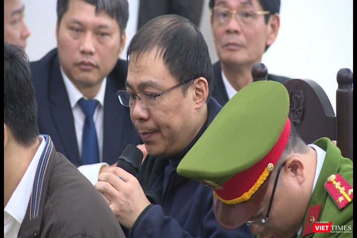 Bị cáo Phạm Nhật Vũ - nguyên Chủ tịch Hội đồng quản trị AVG - khai báo lý lịch căn cước tại tòa.