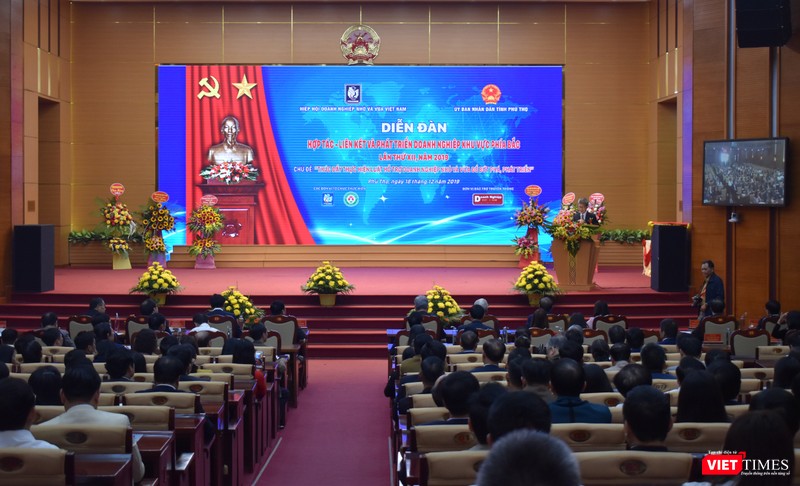 Toàn cảnh diễn đàn Hợp tác - Liên kết và Phát triển doanh nghiệp khu vực phía Bắc, lần thứ XII, với Chủ đề: “Thúc đẩy thực hiện Luật Hỗ trợ doanh nghiệp nhỏ và vừa để bứt phá, phát triển” vừa được tổ chức tại TP. Việt Trì, Phú Thọ hôm nay (18/12). Toàn cảnh diễn đàn Hợp tác - Liên kết và Phát triển doanh nghiệp khu vực phía Bắc, lần thứ XII, với Chủ đề: “Thúc đẩy thực hiện Luật Hỗ trợ doanh nghiệp nhỏ và vừa để bứt phá, phát triển” vừa được tổ chức tại TP. Việt Trì, Phú Thọ hôm nay (18/12).