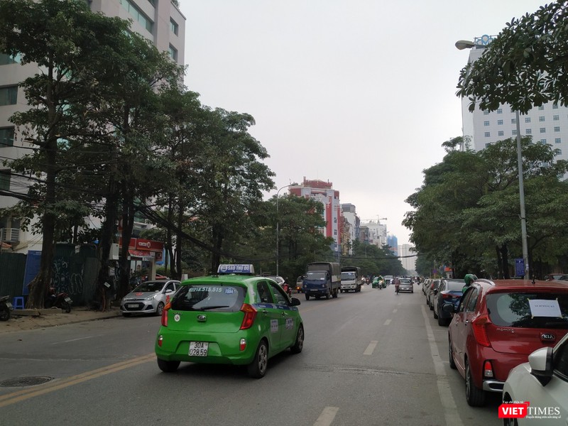 Ngay cả trên những con phố vắng, bầu trời Hà Nội có một màu bàng bạc.