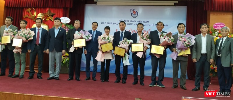 GS.TS Phạm Văn Đức Phó Chủ tịch Viện Hàn Lâm Khoa học xã hội Việt Nam và Ông Nguyễn Thế Dũng - Giám đốc Nhà Văn hóa- Hội Nhà báo VN trao chứng nhận cho đại diện 10 sự kiện KH&CN nổi bật 2019.