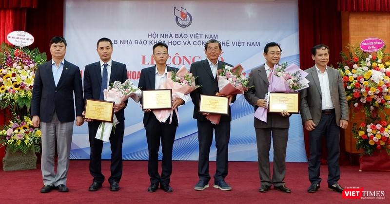 Ông Hà Thái Bảo - Phó TGĐ VNPT - IT (người thứ hai, trái sang) nhận kỷ niệm chương của ban Tổ chức.