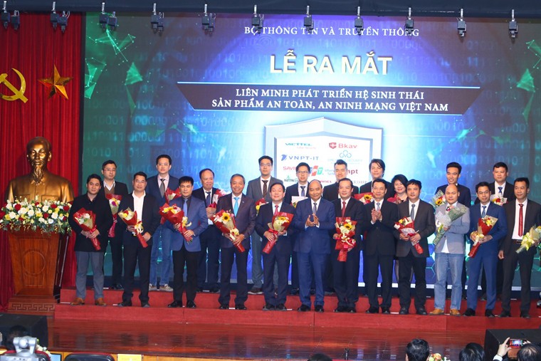 Thủ tướng Nguyễn Xuân Phúc và Bộ trưởng Nguyễn Mạnh Hùng tặng hoa các thành viên Liên minh phát triển Hệ sinh thái sản phẩm an toàn, an ninh mạng Việt Nam. Ảnh: Minh Sơn