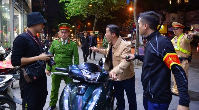 Số ca tai nạn giao thông do rượu bia giảm mạnh sau tuần đầu tiên xử phạt ảnh 3 Dân nhậu chống đối thổi vào máy đo có bị phạt không?