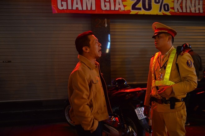 Người đàn ông lớn tiếng với CSGT đang thi hành nhiệm vụ. Ảnh: Hiệp Bình. Người đàn ông lớn tiếng với CSGT đang thi hành nhiệm vụ. Ảnh: Hiệp Bình.