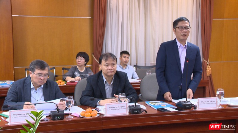Bộ trưởng Bộ Công thương Trần Tuấn Anh báo cáo tại buổi làm việc.