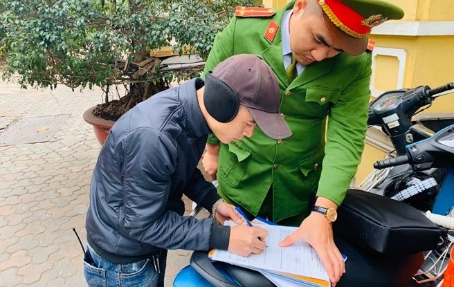 Điểm trông giữ xe máy vỉa hè “chặt chém” khách du xuân, thu 200.000 đồng/lượt?