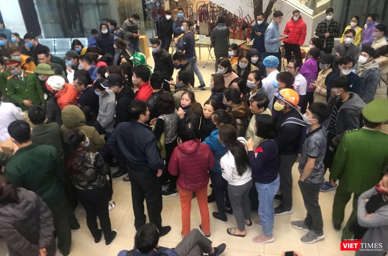 Nhiều cửa hàng, quầy thuốc ở Hà Nội luôn trong tình trạng khan hiếm khẩu trang. Đây cũng là cơ hội cho kẻ đầu cơ đẩy giá mặt hàng này lên cao, thậm chí cao gấp hàng chục lần so với giá bàn thông thường.