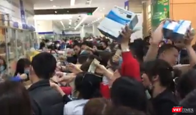 Hoảng hồn xem hàng trăm người xô đẩy để mua khẩu trang với giá cắt cổ
