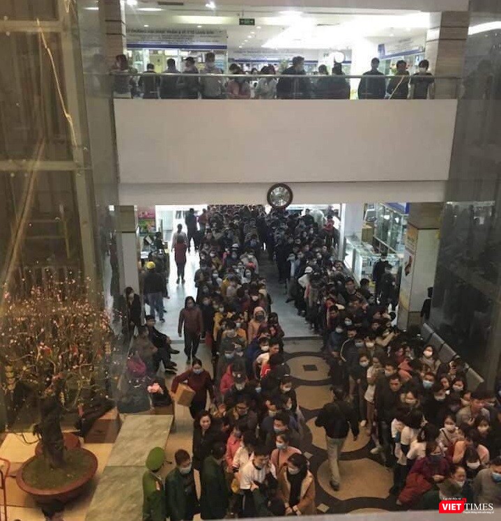 Đã cớ hàng nghìn người đổ về khu vực chợ thuốc Hapulico. Chưa bao giờ thị trường mua bán khẩu trang, nước rửa tay lại nhộn nhịp, tấp nập đến như vậy. Đã cớ hàng nghìn người đổ về khu vực chợ thuốc Hapulico. Chưa bao giờ thị trường mua bán khẩu trang, nước rửa tay lại nhộn nhịp, tấp nập đến như vậy.