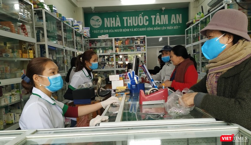 Nhiều hiệu thuốc không còn khẩu trang y tế để bán cho khách. Nhiều hiệu thuốc không còn khẩu trang y tế để bán cho khách.