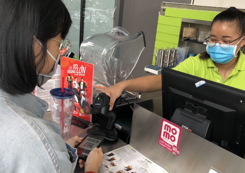 Người dân nên dần chuyển sang các phương thức thanh toán số, thương mại điện tử thay cho việc trao đổi trực tiếp với nhau bằng tiền mặt, đặc biệt trong giai đoạn dịch bệnh đang bùng phát. Ảnh: Nhật Trương. Người dân nên dần chuyển sang các phương thức thanh toán số, thương mại điện tử thay cho việc trao đổi trực tiếp với nhau bằng tiền mặt, đặc biệt trong giai đoạn dịch bệnh đang bùng phát. Ảnh: Nhật Trương.