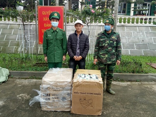 Đối tượng Chung cùng tang vật bị lực lượng Bộ đội Biên phòng Quảng Ninh bắt giữ.