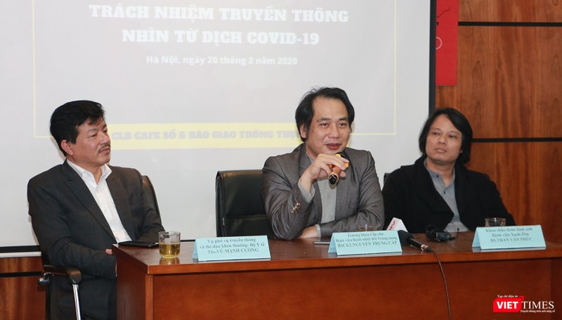 Ths. Vũ Mạnh Cường - Phó Vụ trưởng Vụ Truyền thông - Thi đua khen thưởng, Bộ Y tế (trái), BSCK II Nguyễn Trung Cấp - Trưởng khoa Cấp cứu Bệnh viện Bệnh Nhiệt đới Trung ương (người cầm mic) và BS. Trần Văn Phúc - Bệnh viện Đa khoa Xanh Pôn (Hà Nội). Ths. Vũ Mạnh Cường - Phó Vụ trưởng Vụ Truyền thông - Thi đua khen thưởng, Bộ Y tế (trái), BSCK II Nguyễn Trung Cấp - Trưởng khoa Cấp cứu Bệnh viện Bệnh Nhiệt đới Trung ương (người cầm mic) và BS. Trần Văn Phúc - Bệnh viện Đa khoa Xanh Pôn (Hà Nội).