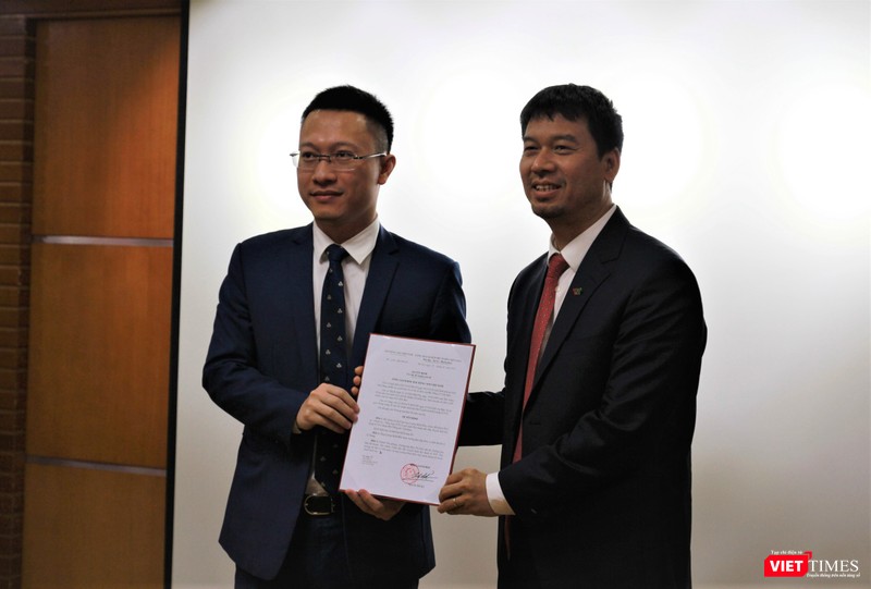 Phó Tổng Giám đốc Đài Tiếng nói Việt Nam Ngô Minh Hiển trao quyết định nhiệm tân Phó Giám đốc Đài Truyền hình Kỹ thuật số VTC Lương Minh Đức