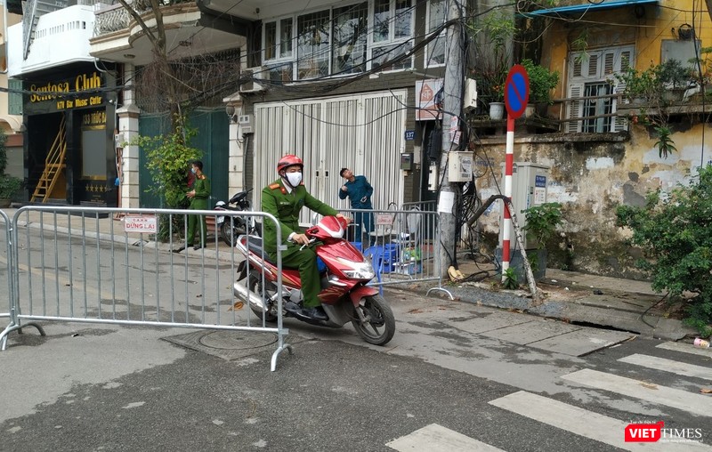 Nhiều người dân đã đến sát khu vực cách ly nhưng không được ra vào. Ở đây, chỉ duy nhất lực lượng chức năng thực thi nhiệm vụ được ra vào khu vực phong tỏa.