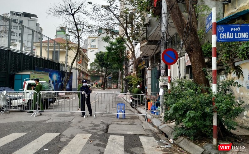 Một vài người được phép ra khỏi khu vực sau khi hoàn thành nhiệm vụ. Sau đó, barie lại tiếp tục đóng lại.