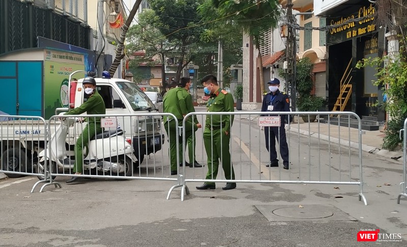 Chốt Trúc Bạch đoạn ngã ba với Châu Long luôn có khoảng 5-6 người túc trực để thực thi nhiệm vụ.