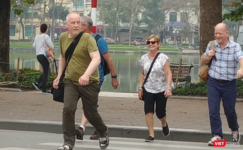 Những địa phương nào khẩn cấp dừng hoạt động quán bar, karaoke? ảnh 6 Yêu cầu các khách sạn, nhà nghỉ, homestay kiểm tra khai báo y tế du lịch của khách nước ngoài