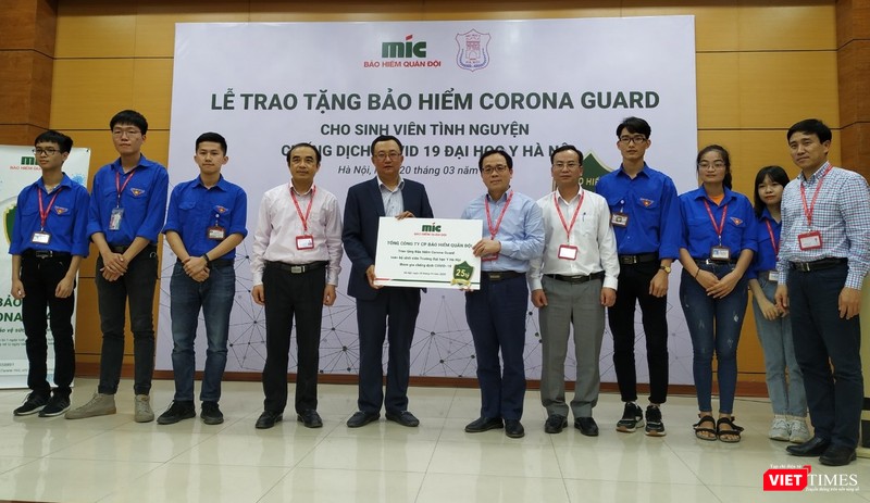Ông Lê Như Hải (vest xanh), GS. Tạ Thành Văn và cùng các sinh viên tình nguyện Trường Đại học Y Hà Nội trong lễ trao tặng bảo hiểm Corona Guard cho 124 sinh viên ra "tuyến đầu" chống dịch COVID-19.